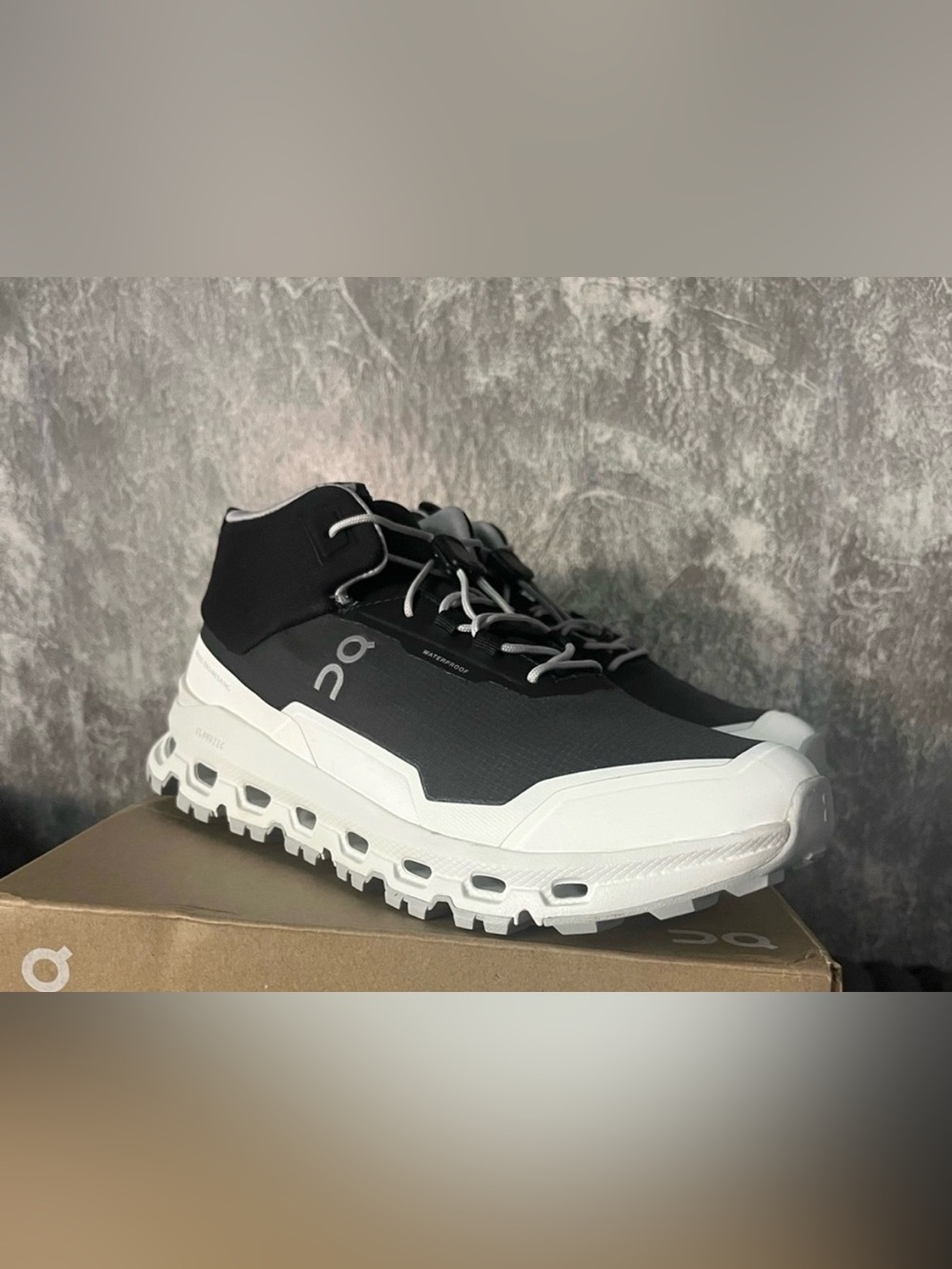 On Running Cloudrock Waterproof Mid Black/Whitey unisex 3.5 Y Trail Shoe new
